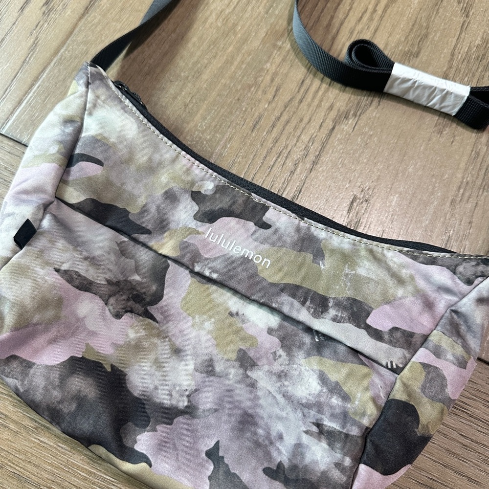 New Lululemon Small Shoulder Bag in camo NWOT - Picture 3 of 13